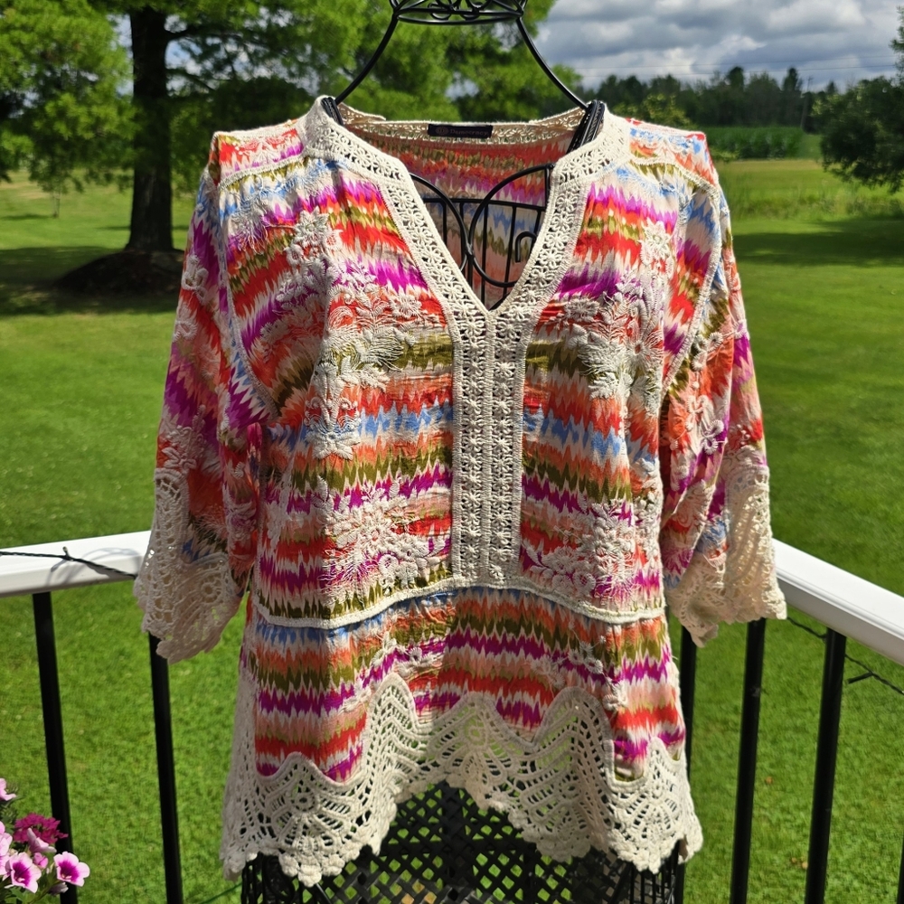 Democracy V-Notch Neck Peplum Crochet Printed Woven top, S, EUC - Picture 2 of 11